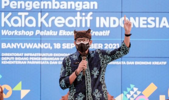 Menteri Pariwisata dan Ekonomi Kreatif Sandiaga Uno dalam kunjungannya ke Banyuwangi, Jawa Timur.